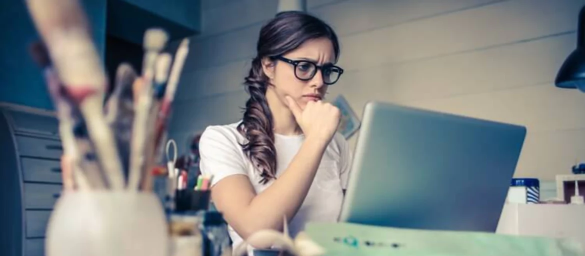 girl using laptop with confusing expressions